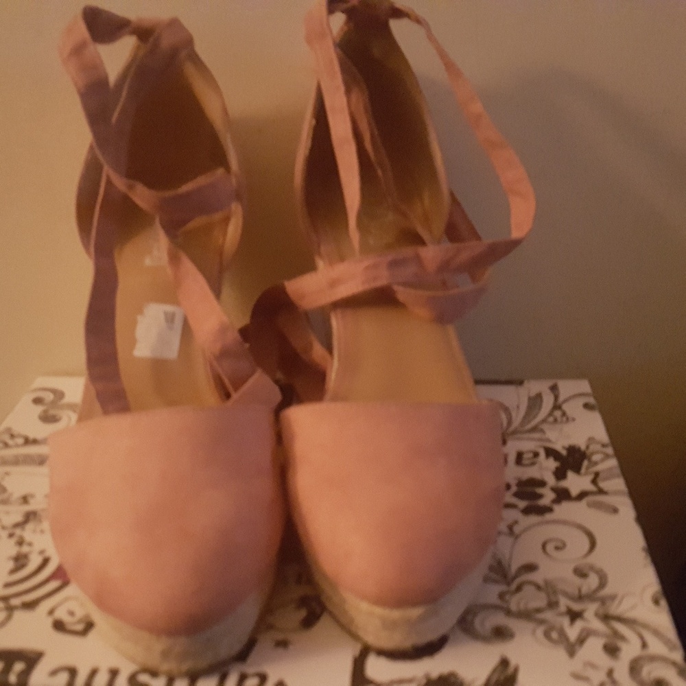 Women's shoes worn once